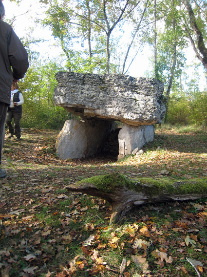 Dolmen du lac d'Aurié (Lot)