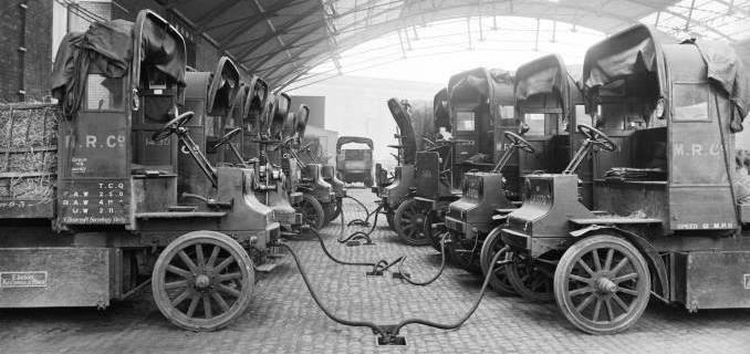 Lastbiler lades op på St Pancras gods depot, London, 11. juli 1917