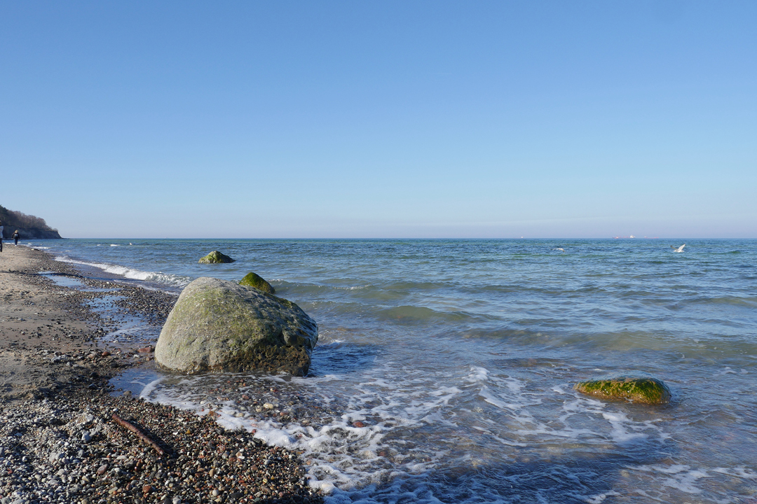 Am Meer /// Aufnahme von Strand und Meer /// sonnig