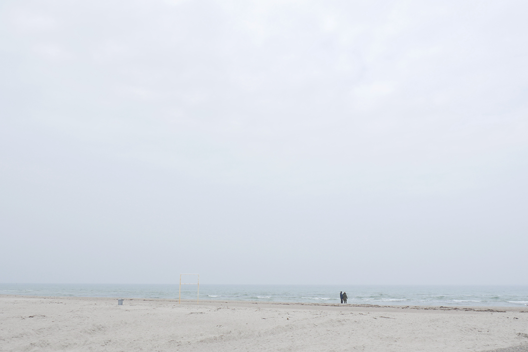 Am Meer /// Aufnahme von Strand und Meer /// bewölkt