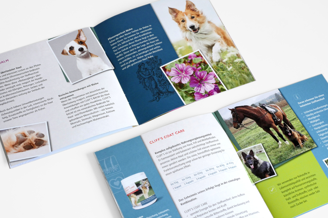 Broschüren für Hunde- und Katzen-Pflegeprodukte, geöffnete Ansichten