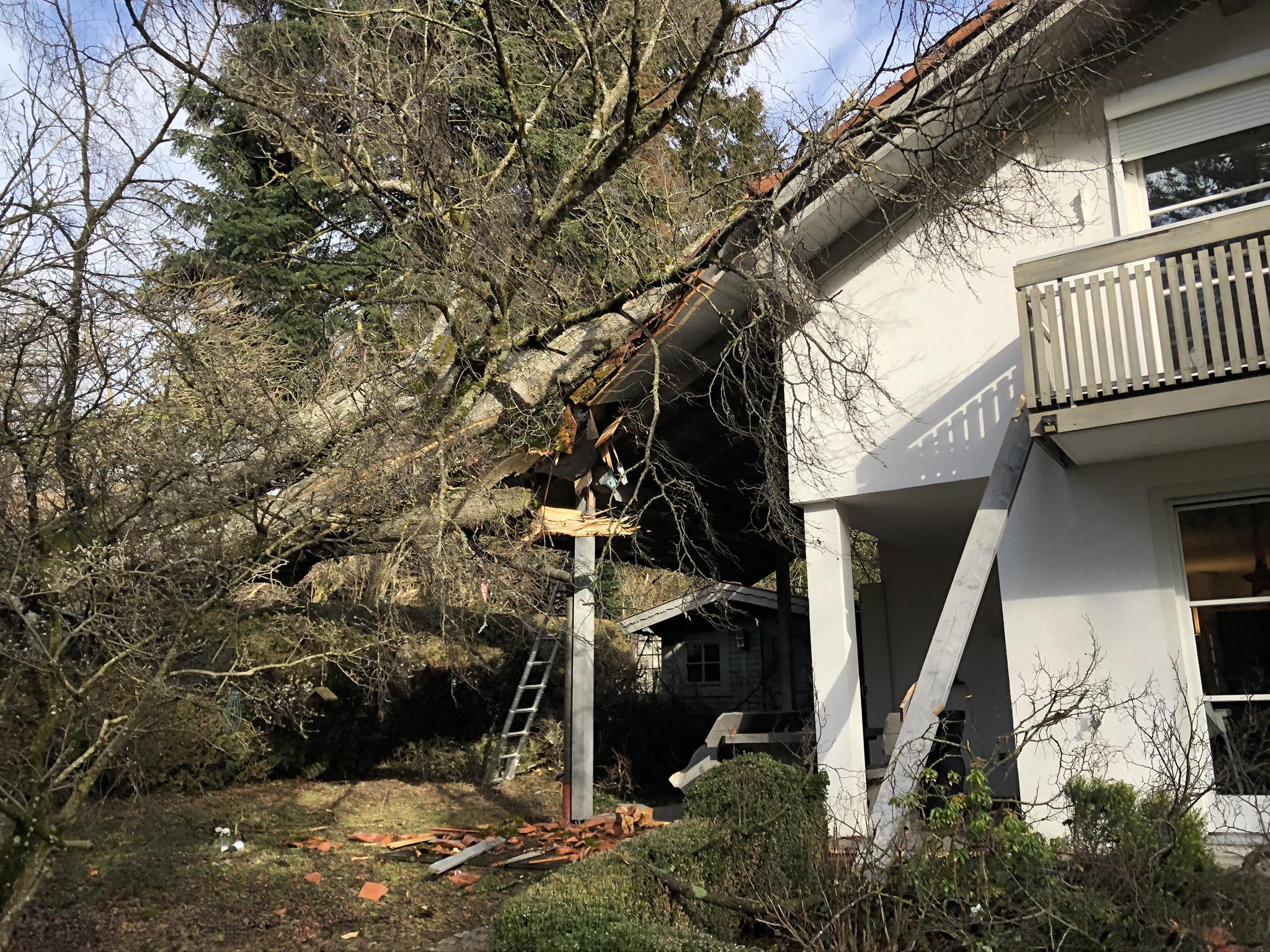 Baum bei Sturm in Hausdach gestürzt, Icking