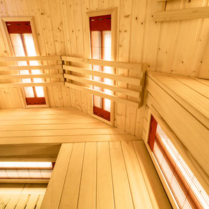 Photo de l'intérieur d'un sauna infrarouge avec des radiateurs