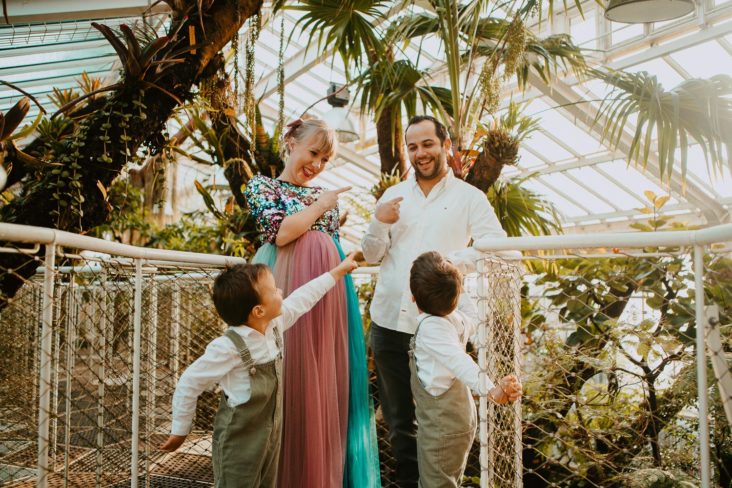 Pregnancy session & family session in the botanical garden & a sparkling dress