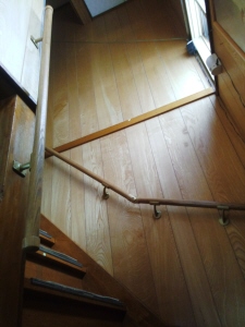 階段手すり取り付け難しいくても修理　