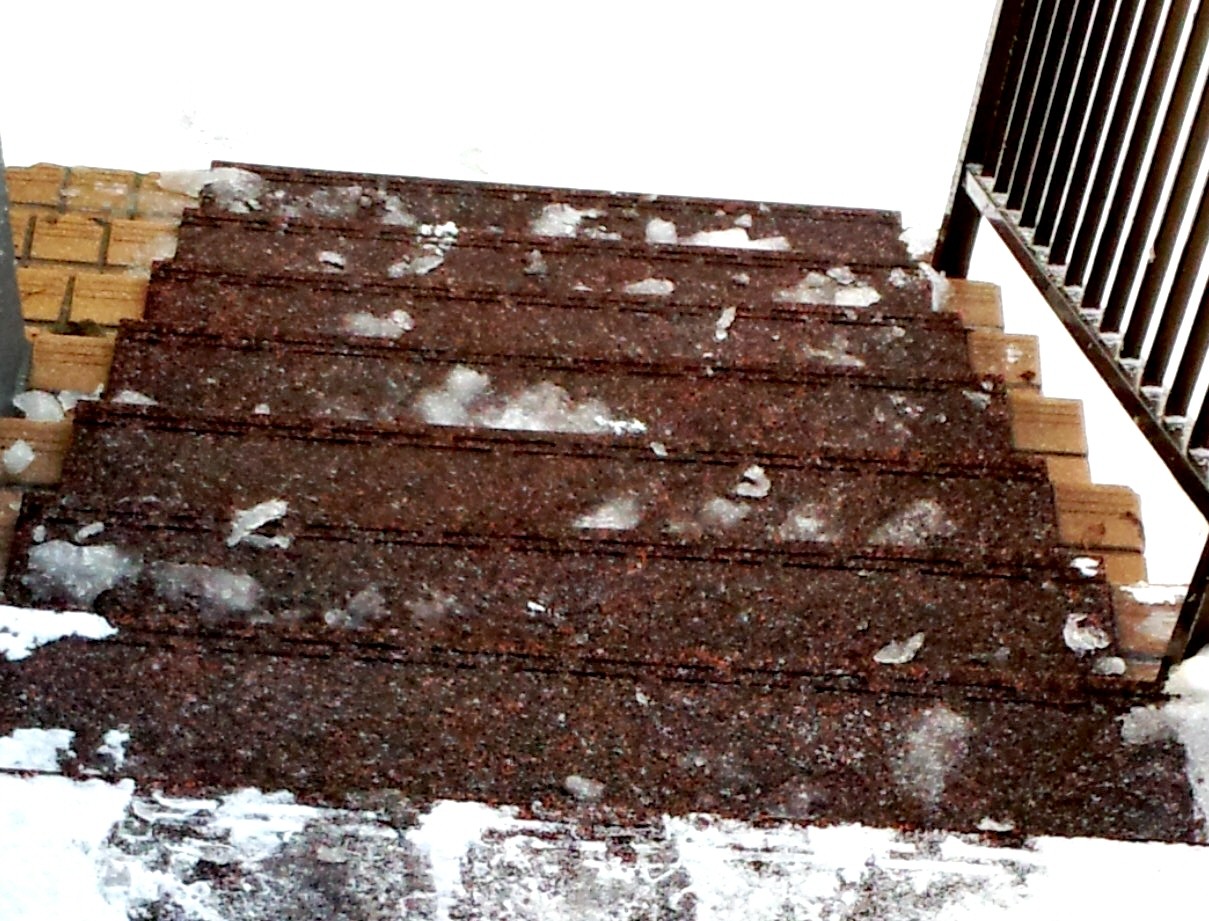 雪滑り止めマット 雪氷で滑る階段玄関に踏むと空気の力でバリバリ剝がすマットばりばり君 発明