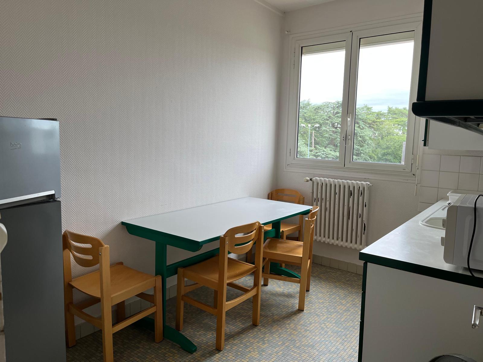 Cuisine commune, équipée d'un micro-onde, d'une plaque et d'un réfrigérateur/congélateur
