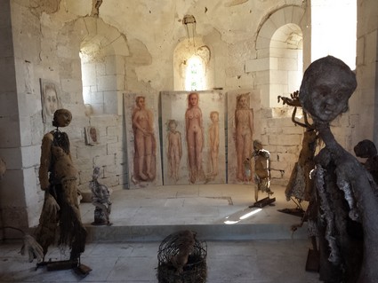 Installation des oeuvres de l'Invitée d'Honneur dans la chapelle de Salmaise