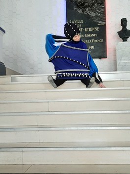 Une artiste réalisant une performance dans l'escalier d'honneur de l'Hôtel de Ville