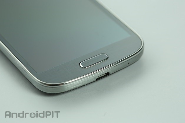 Von hinten wie von vorne ein typisches Samsung-Smartphone: Der vertraute Homebutton ...