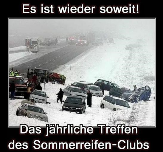 Schneechaos durch liegengebliebene Fahrzeuge Richtung Kandel - Schnee im Winter kommt aber auch immer überraschend