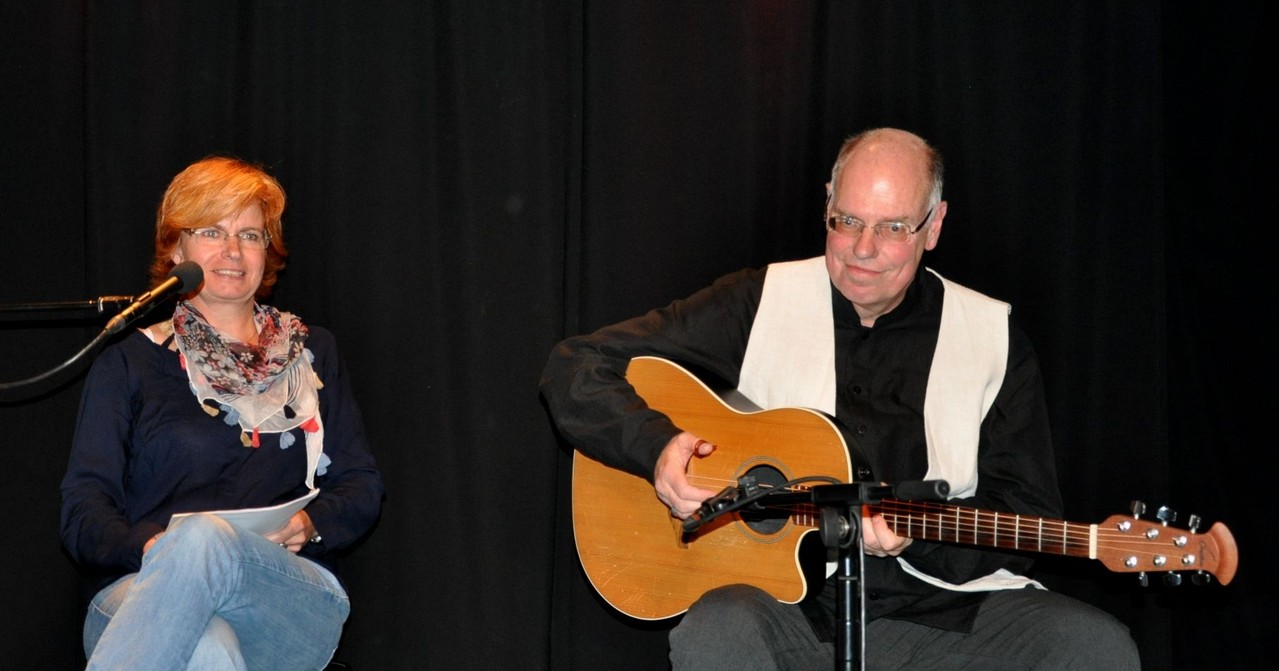 Jutta Baltes liest aus ihrem Text "Vinzenz" - Gerhard Kaßing begleitet sie auf der Gitarre