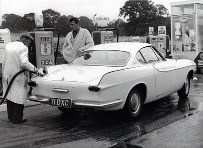 Roger Moore an der Tankstelle mit dem P 1800