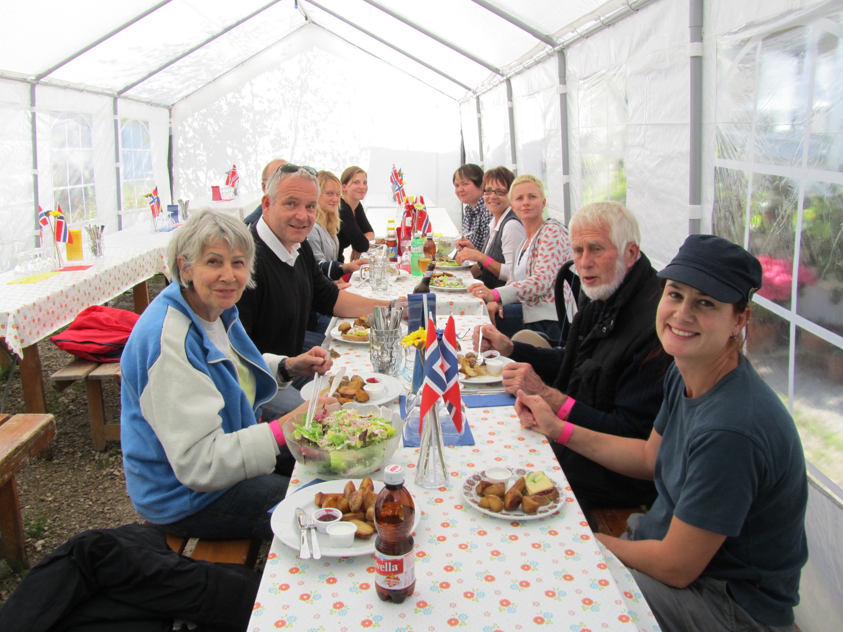 von links vorne hinten rum nach rechts vorne: Susann Kull, Manuel Schädelin, Ruedi Bürki, Céline Hanser, Jolanda Gautschi, Tanja Müdespacher, Edith Pauli, Monika Güdel, Ernst Kull, Martine Schädelin-Kull
