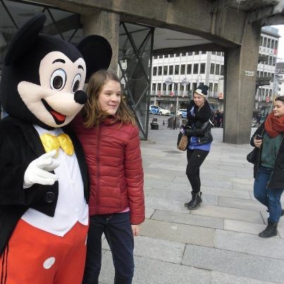 Melina und Mickey Mouse vor dem Domforum