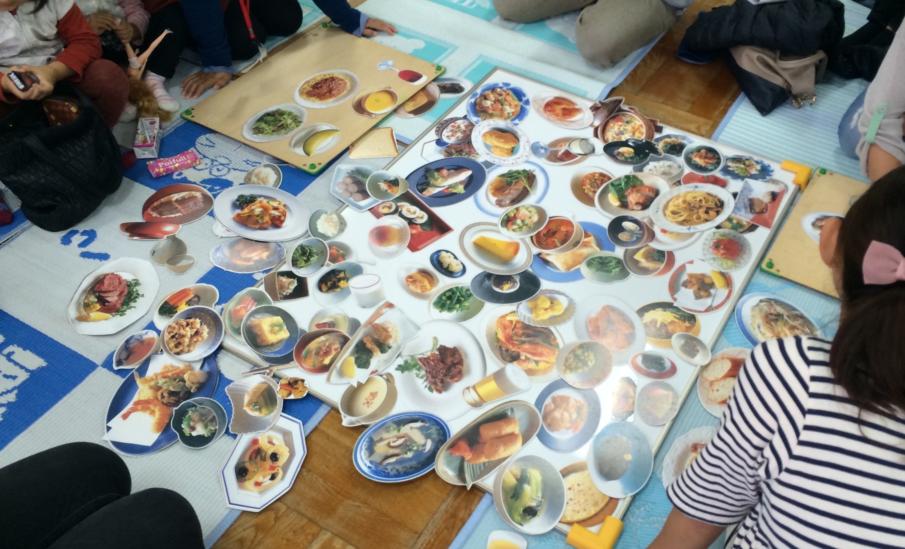 ワークでは実際に選んで献立づくり。とても和やかで楽しい雰囲気。参加者の皆様はあれこれ話し合いながら熱心です。