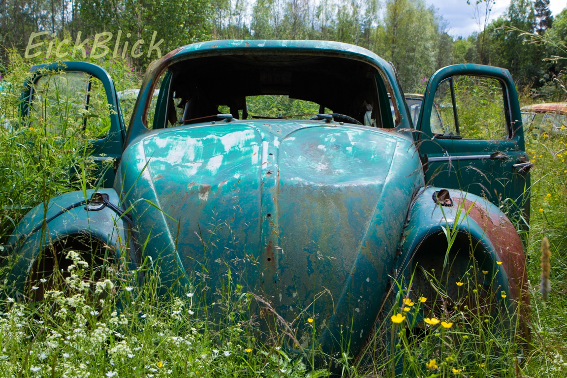 Schrott VW-Käfer blau