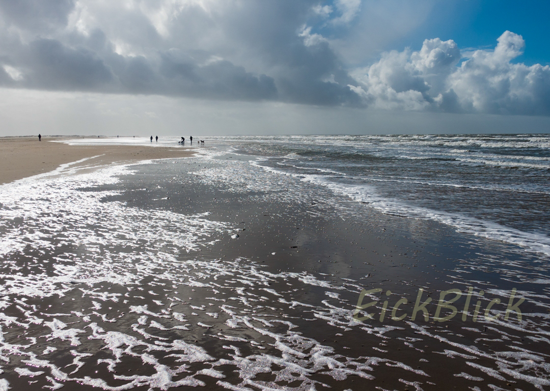 endloser Strand mit Wellen und Sonne