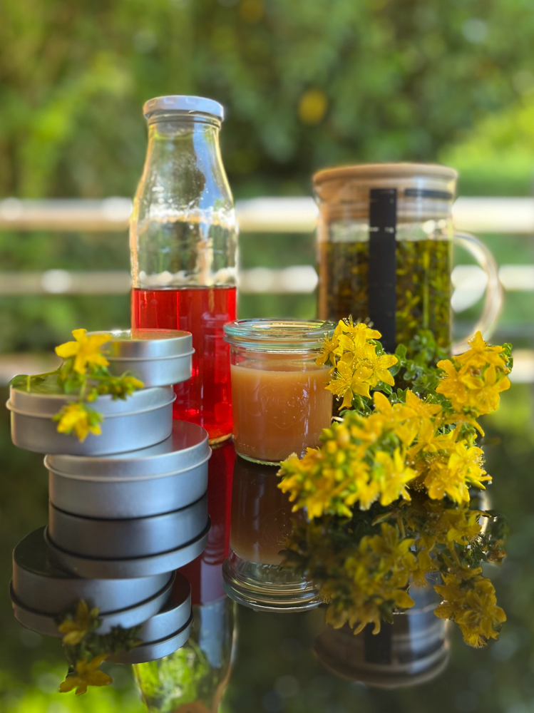 Rotöl und -Salbe aus Johanniskraut 
