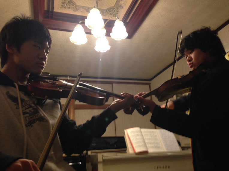 中学生男子も頑張っています！ 先生と、バッハの『二つのヴァイオリンコンチェルト』をアンサンブル。