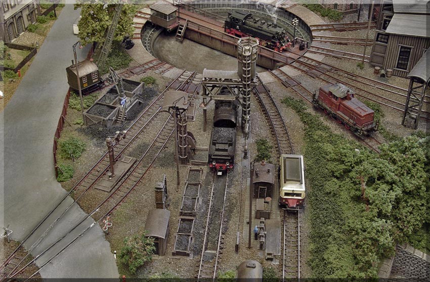 Das Bahnbetriebswerk mit Drehscheibe und Ringlokschuppen. - Mannis N-Bahn