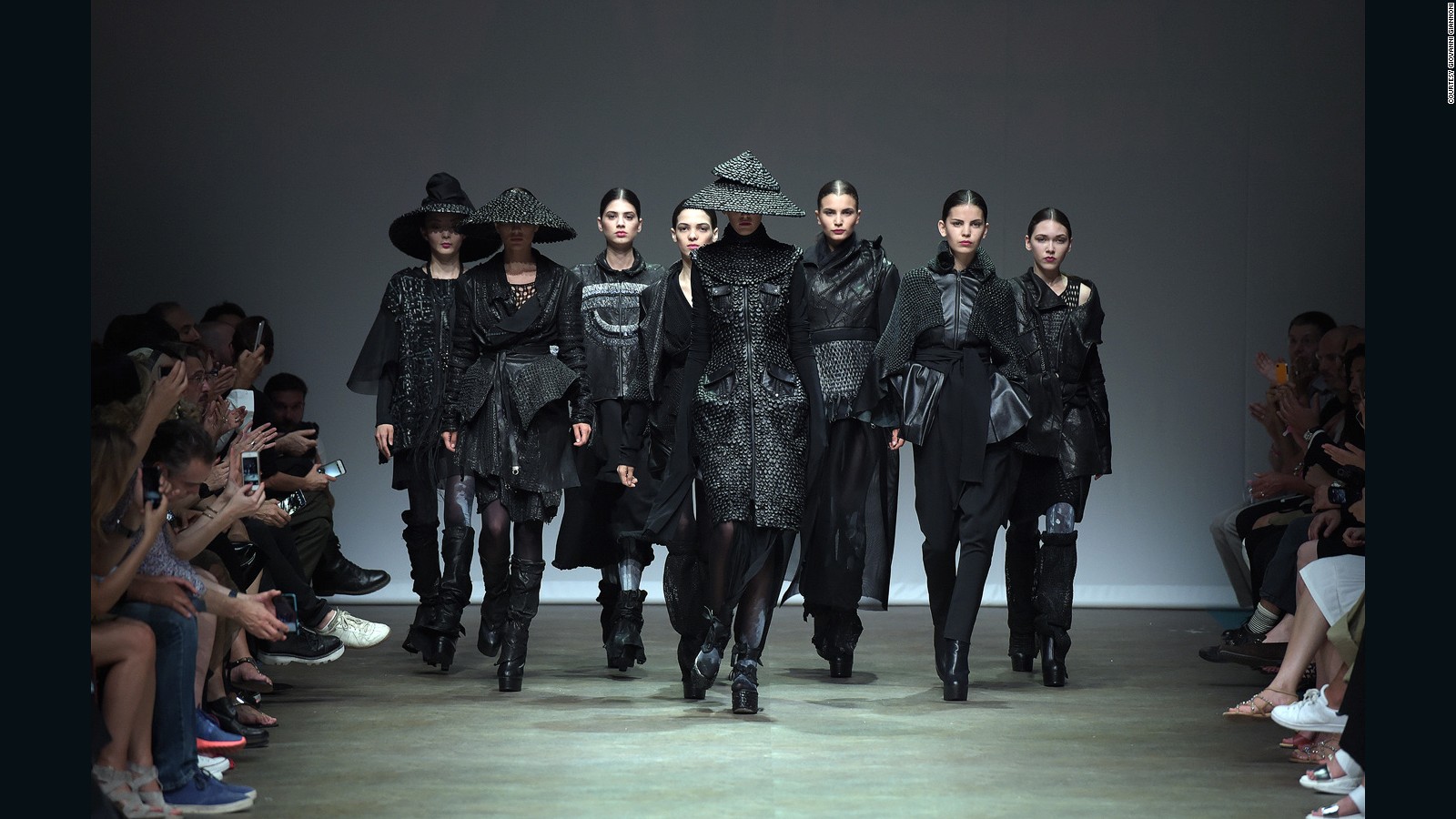 дизайнер кристиан коуэн. индустрия моды. мощнейшие моды. показ версаче с моделями 90-х. коллекция одежды донателла версаче.