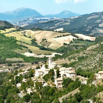 Il paese, visto dal lato Ovest di Palazzo Paparelli
