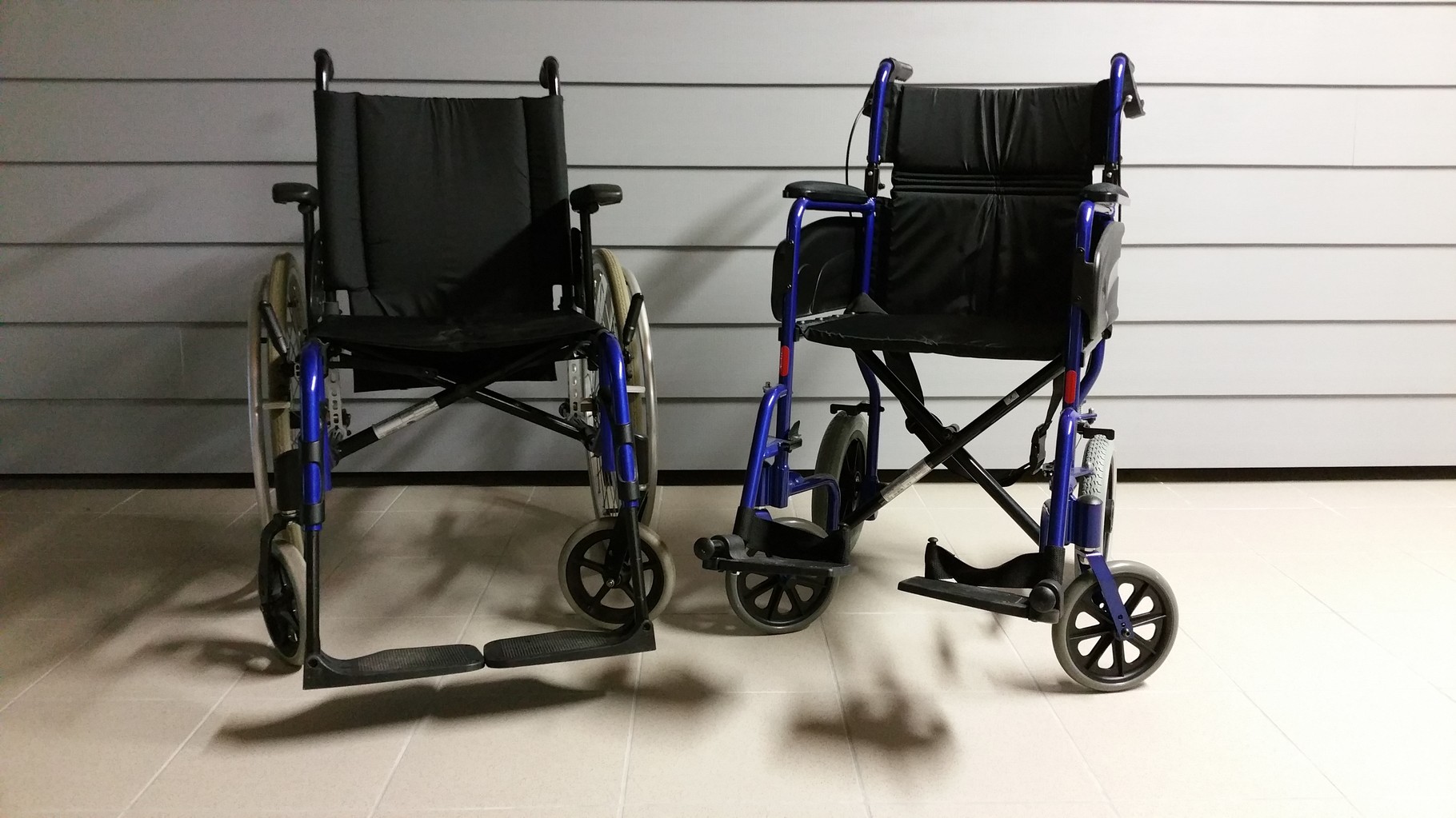 Nos 2 fauteuils roulants à disposition pour le transport de malades assis . (Service gratuit)