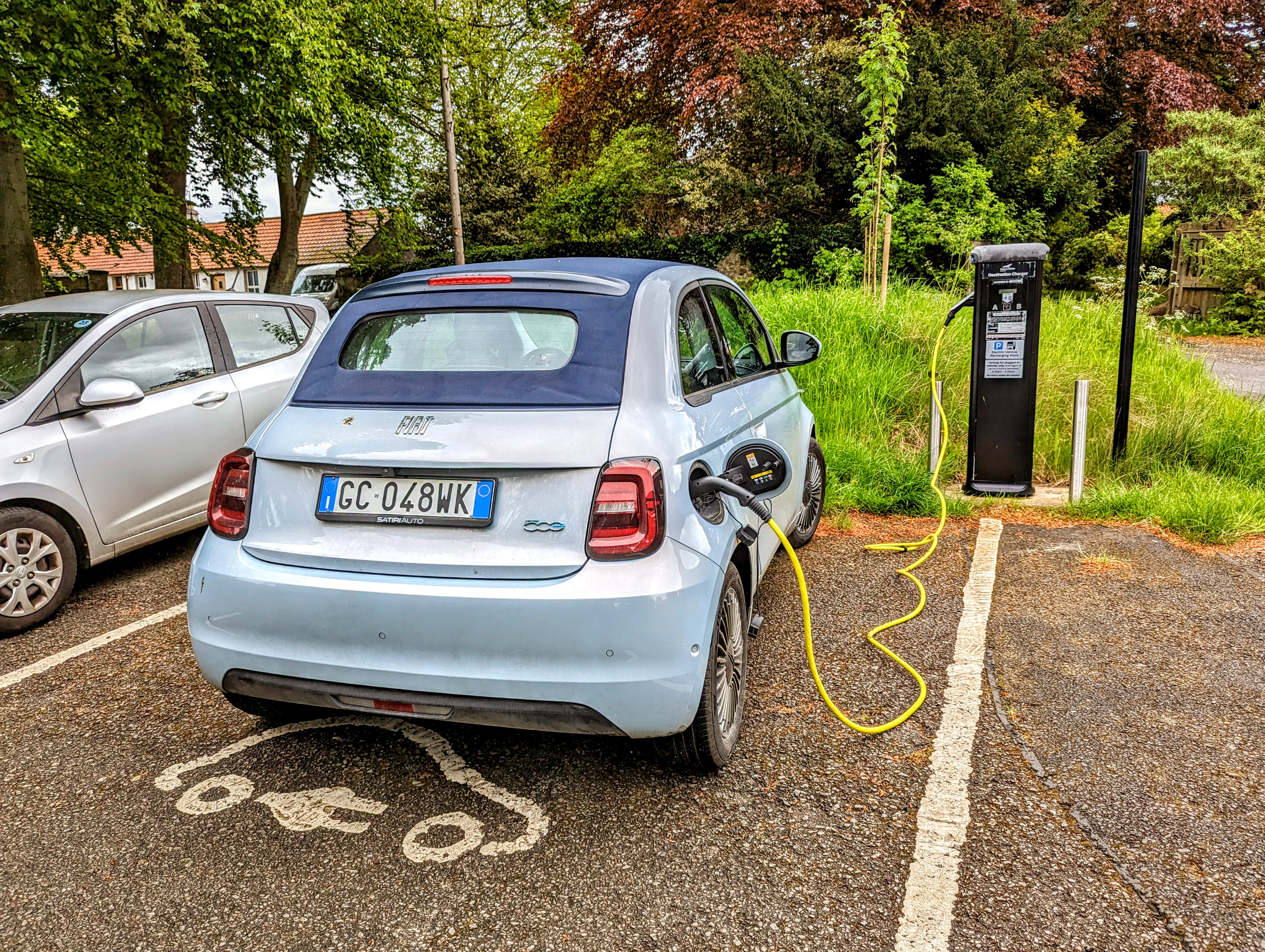 The 500e is charging while I was visiting the castle and had a late vegan lunch in the pub across the road.