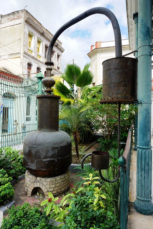 Vor dem Museo del Ron in Santiago de Cuba-came.saw.travelled-Reiseblog-Reise-Inspiration-Kuba-Trip