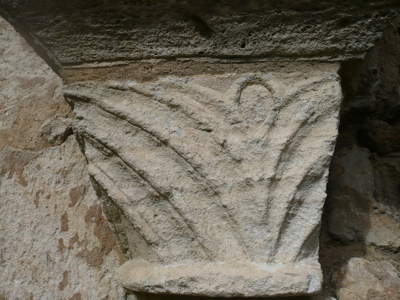 Chapiteau à chevrons galerie Nord du cloître XII°S