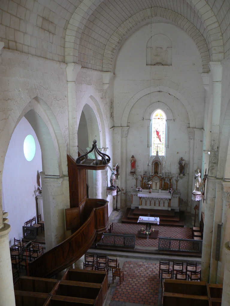 Vue d'ensemble de la nef prise depuis la tribune.