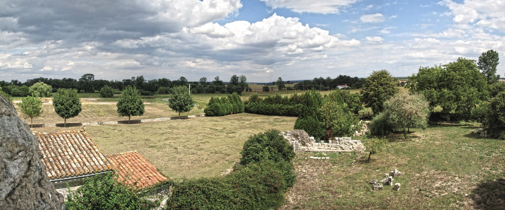 Nord-Est de l’église, le chœur détruit et le cimetière médiéval