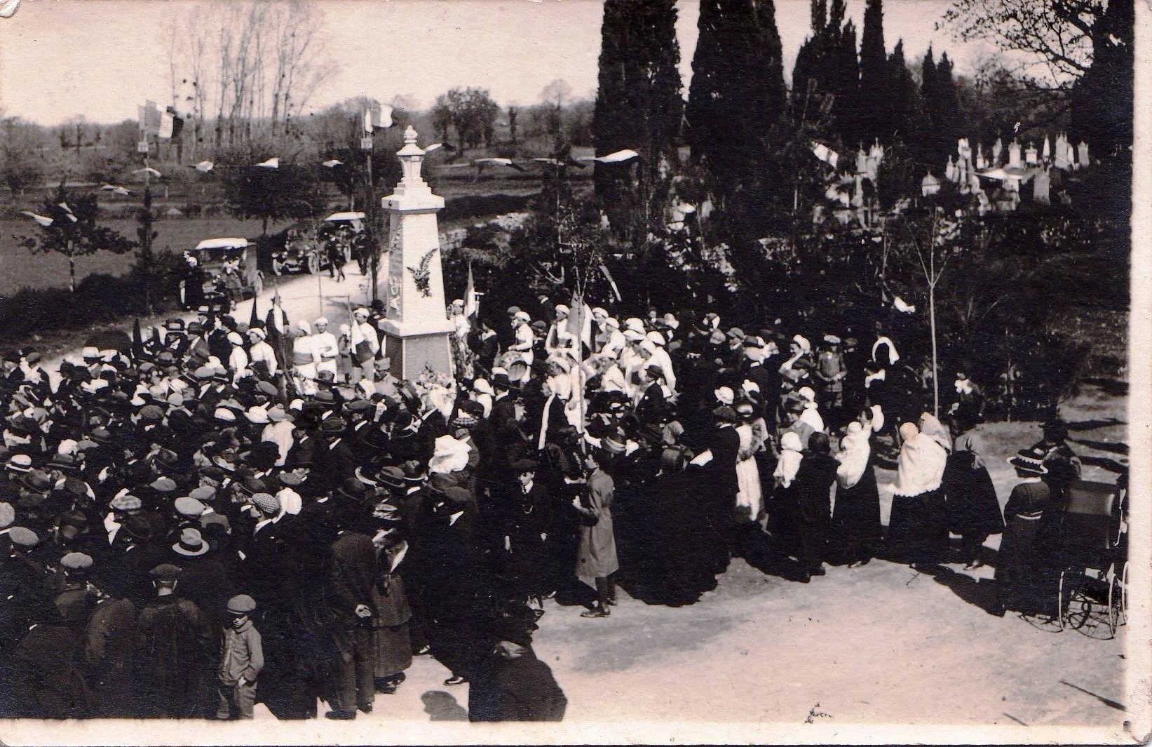 Inauguration du monument aux morts de Sainte-Gemme en avril 1922.