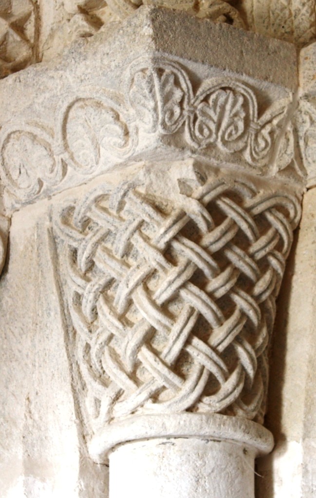Chapiteau à motifs de vannerie de l'avant nef milieu XII°S