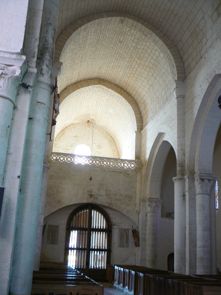 Vue sur l'avant nef et la tribune.