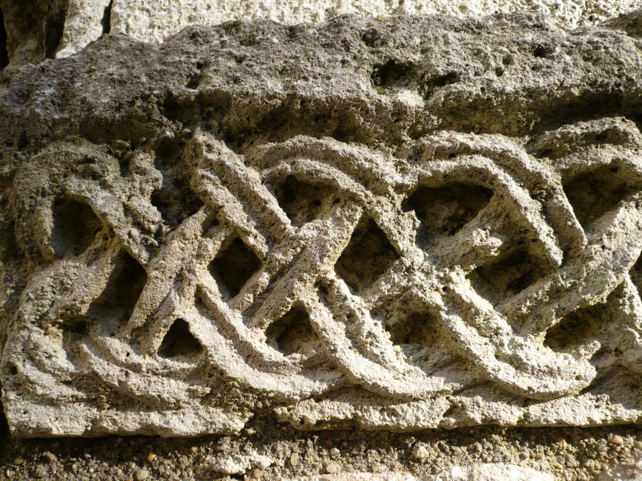 Enrelacs galerie Est du cloître XII°S
