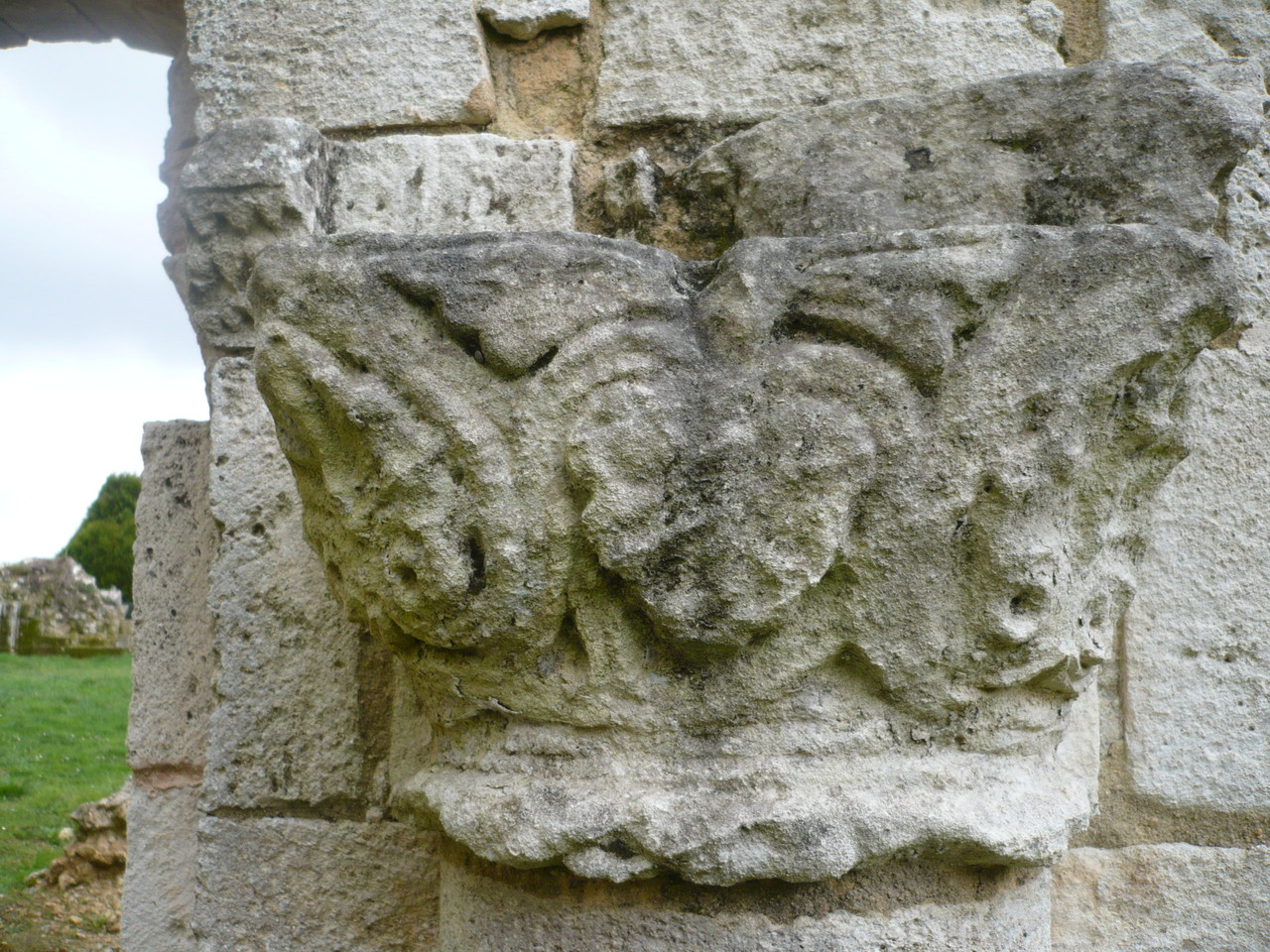 Chapiteau à feuillages galerie Est du cloître XII°S
