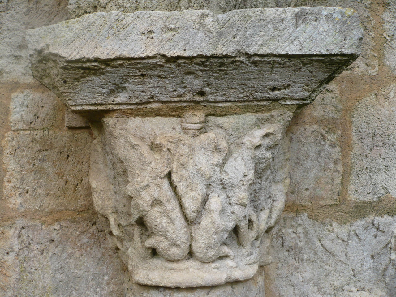 Chapiteau aux lions galerie Nord du cloître XII°S