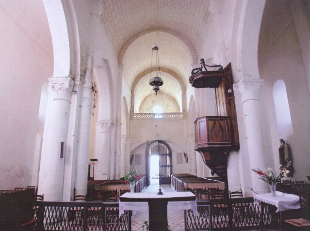 Vue sur l'avant nef et la tribune.