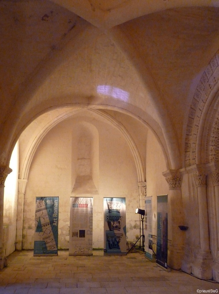 Exposition à l' intérieur de l'avant nef