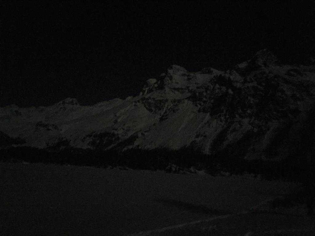 bei Vollmond über den gefroren See