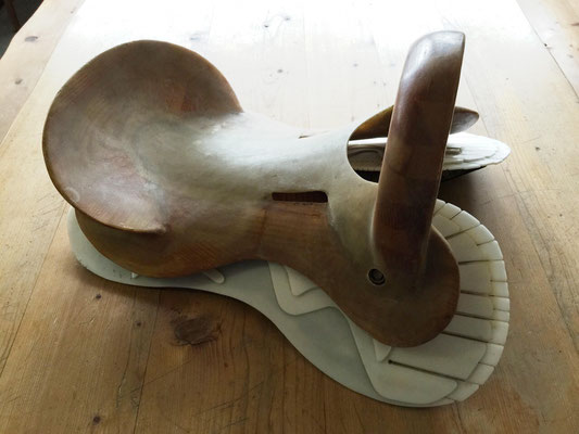 Sättel mit flexiblen Trachten