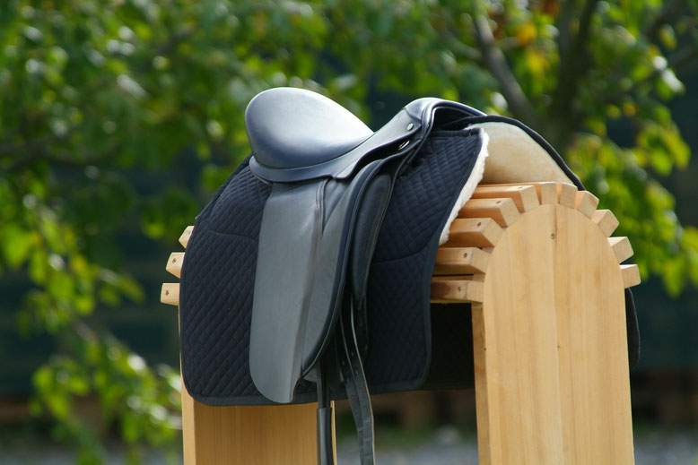 Sättel mit flexiblen Trachten