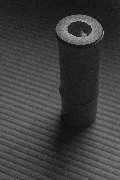 制作途中、日没間近の白竹花入
