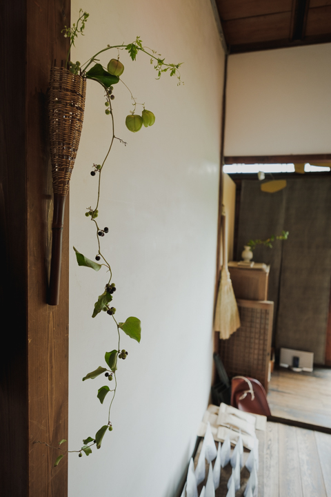 煤竹を用いた掛け花入(竹工芸家 初田徹 作)