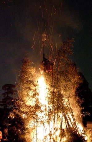 「お篝り」と呼ばれる、いわゆるどんど焼き
