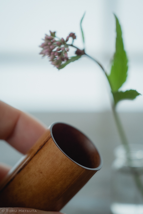 煤竹茶巾筒の内側は薄く削り、内外に拭き漆の仕上げ(竹工芸家 初田徹 作)