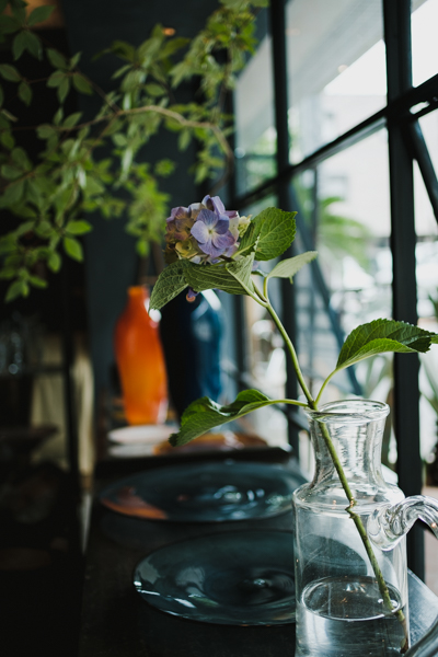 OUTBOUNDの窓辺にも紫陽花