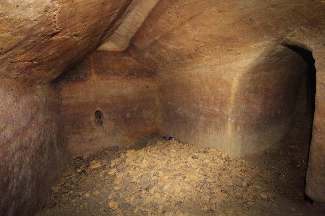 Trou de visée dans un souterrain du Lot-et-Garonne (c) L. Stevens